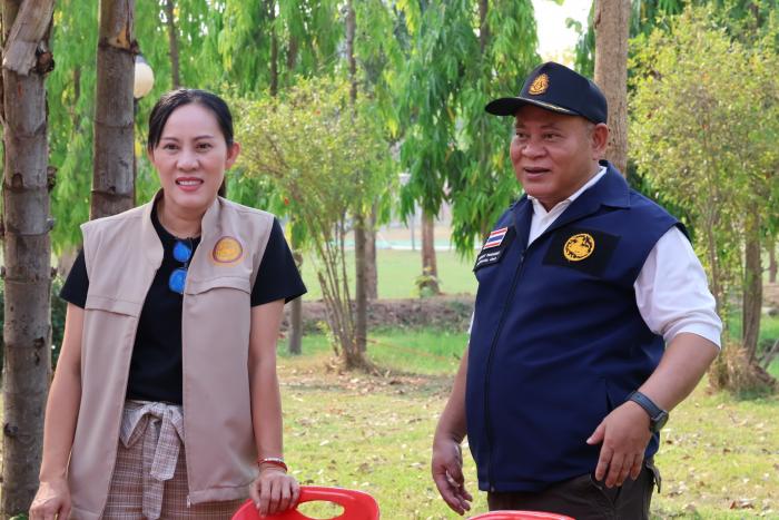 ส่งมอบหีบบัตรเลือกตั้ง บัตรเลือกตั้ง วัสดุอุปกรณ์ประจำคูหาเลือกตั้ง ให้คณะกรรมการประจำหน่วยเลือกตั้ง (กปน.) ทั้ง ๗ หน่วยเลือกตั้ง 