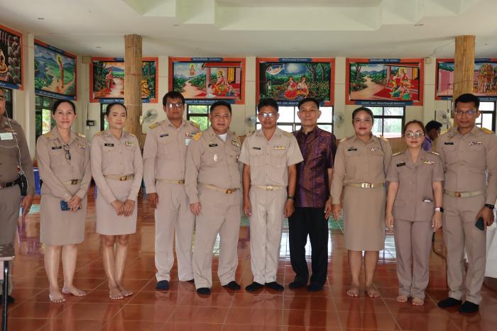 ตรวจเยี่ยมและให้คำแนะนำเจ้าหน้าที่ประจำหน่วยเลือกตั้ง และเจ้าหน้าที่รักษาความปลอดภัยประจำที่เลือกตั้งทั้ง ๗ หน่วย